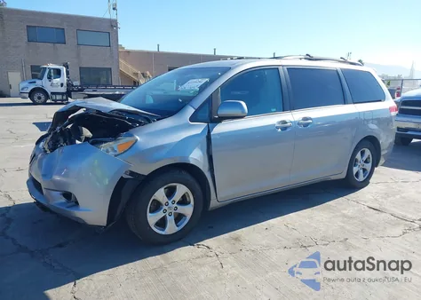 2013 Toyota Sienna Le V6 8 Passenger z USA, uszkodzony, nr VIN 5TDKK3DC3DS307285
